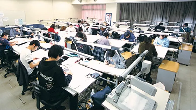 アニメ作画実習室で制作に取り組む学生たち