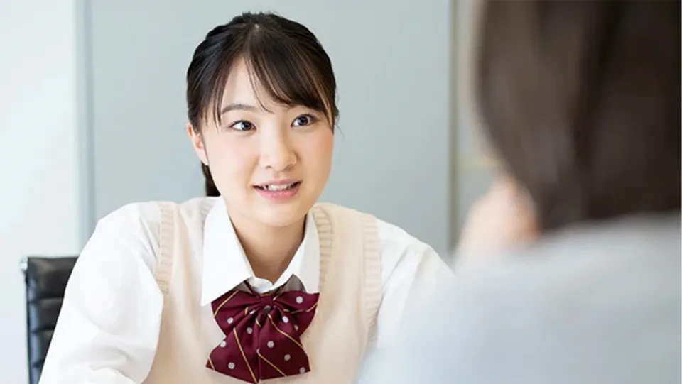 高校生が入学相談をしているイメージ画像