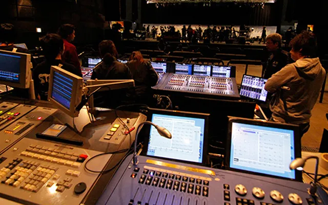 バックステージツアー