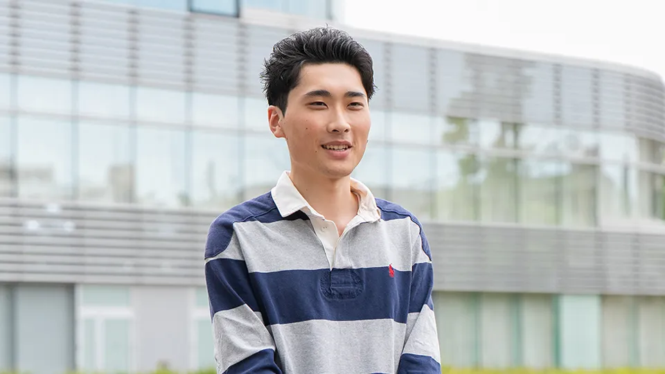 学生が屋外でドローンを操作している様子