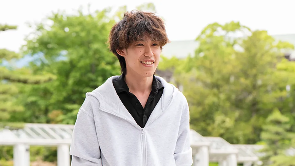 学生が屋外でドローンを操作している様子