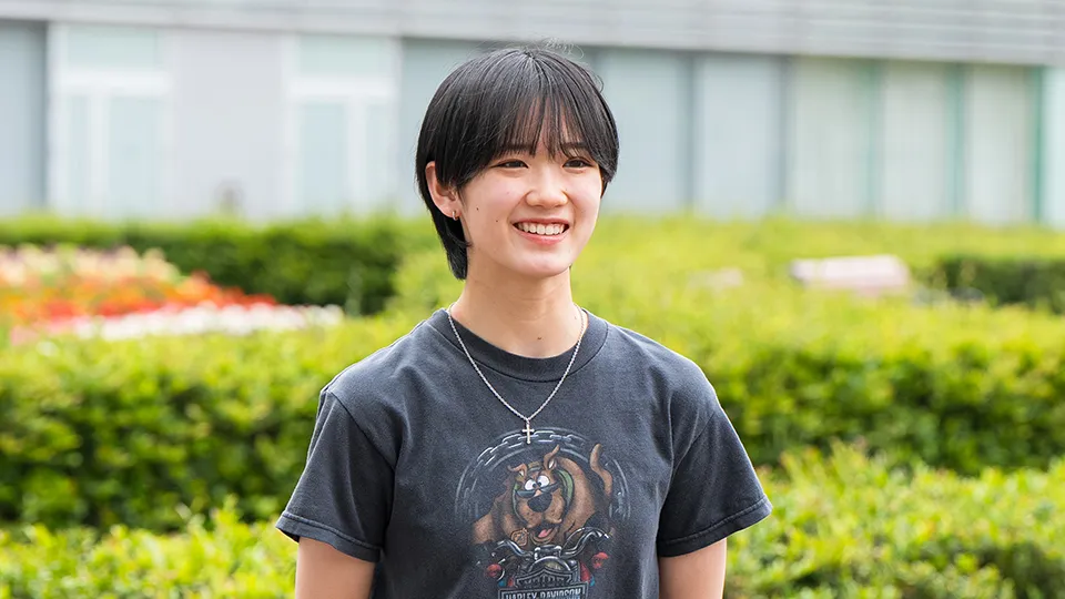 学生が屋外でドローンを操作している様子