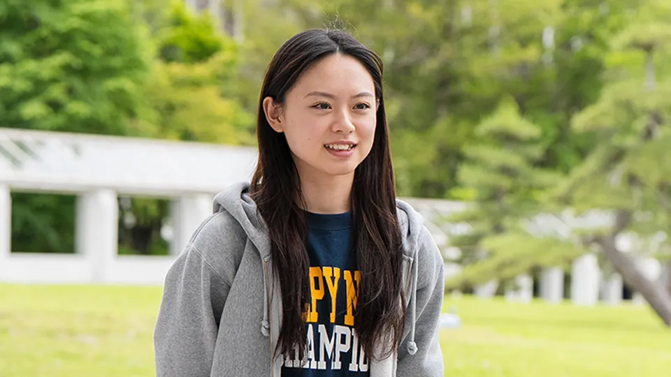 学生が屋外でドローンを操作している様子