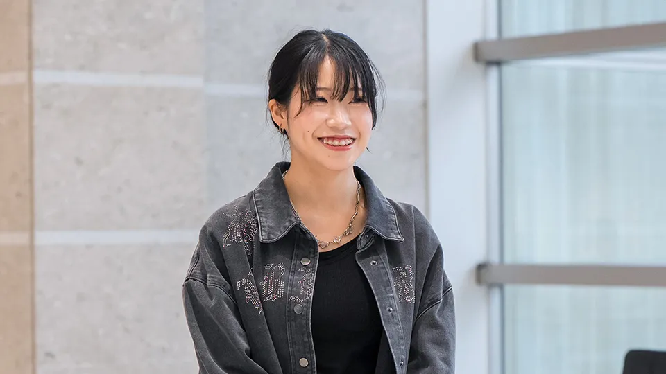 学生が屋外でドローンを操作している様子