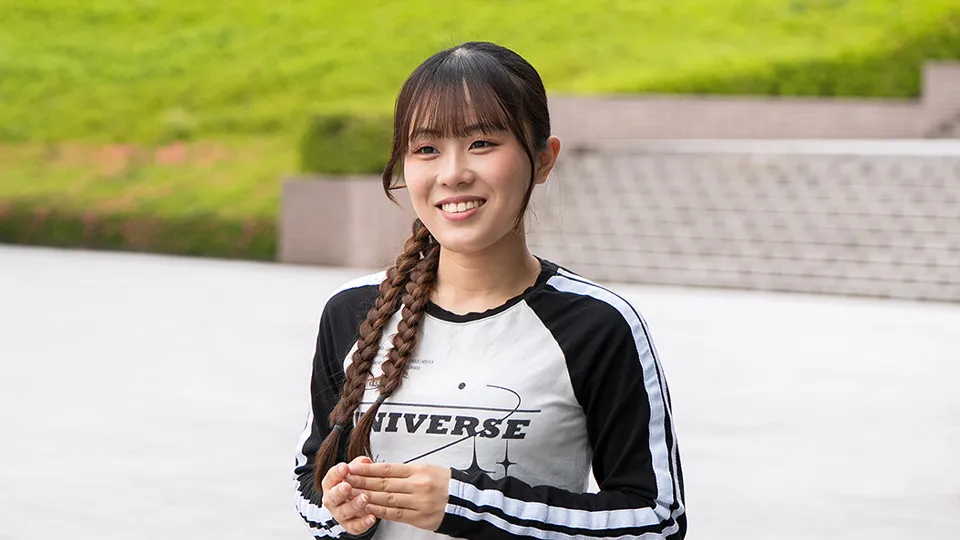 舞台上でダンスをしている学生たち