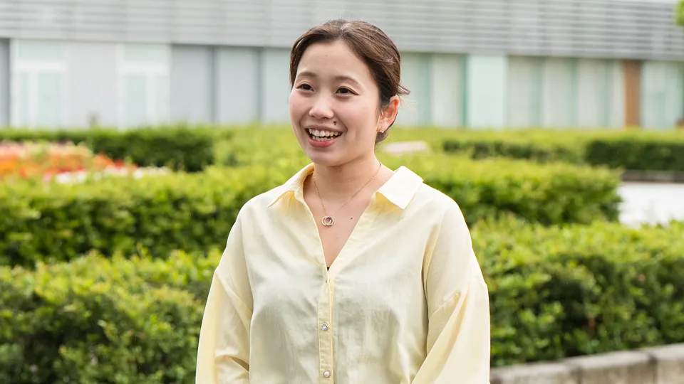 舞台上でダンスをしている学生たち