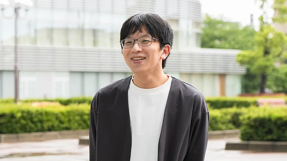 学生たちがゲーム制作スタジオでパソコン作業をしている様子