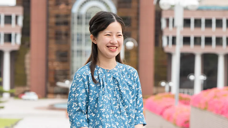 学生たちがゲーム制作スタジオでパソコン作業をしている様子