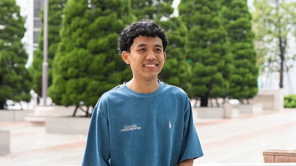 駅に新幹線が並んで停車している様子