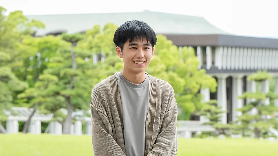 新幹線が駅に並んで停車している様子