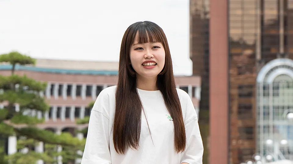 トレーニングマシンを使用している3人の学生の様子