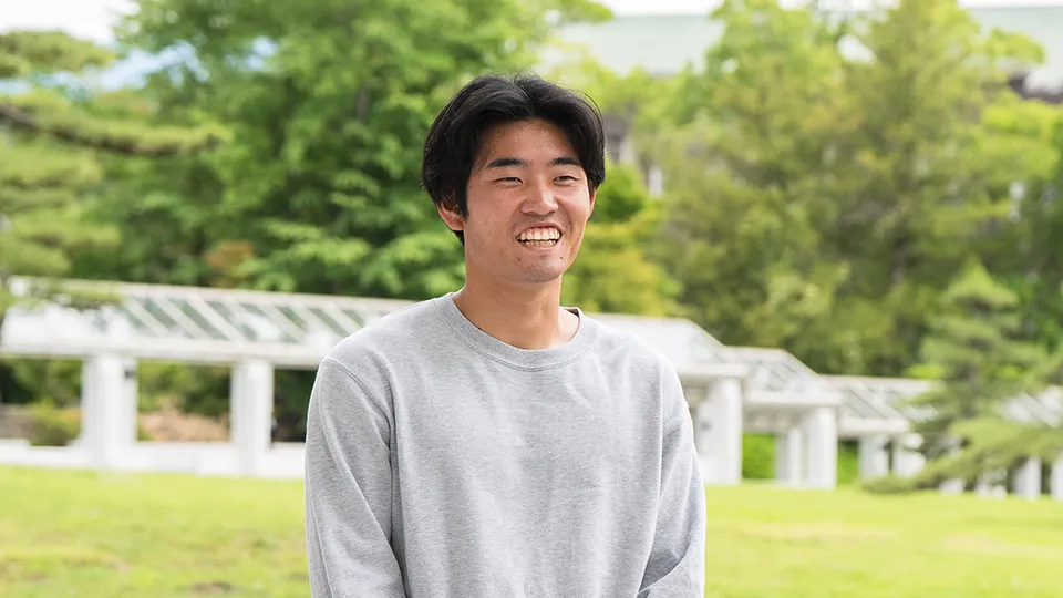 バスケットボールをしている学生たち