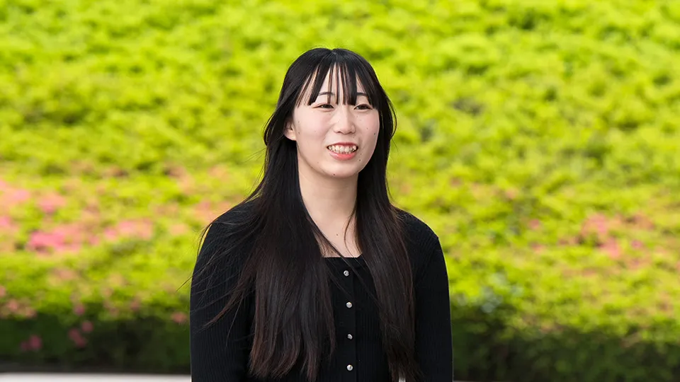 バスケットボールをしている学生たち