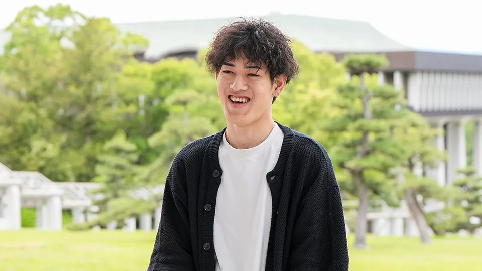 屋外で笑顔で話す講師