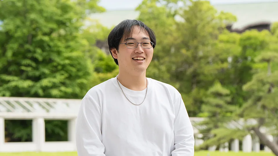 屋外で笑顔で話す講師