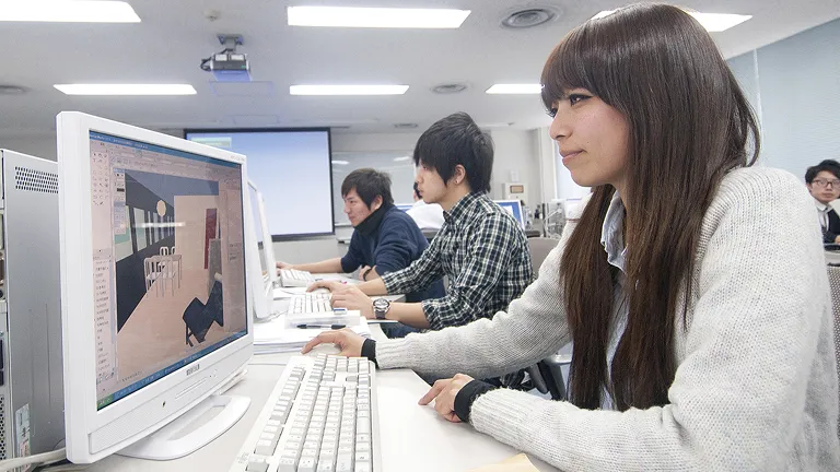 学生たちがPCに向き合っている様子