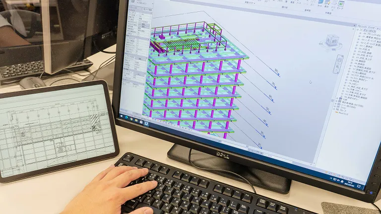 PCで図面のデータを確認している様子