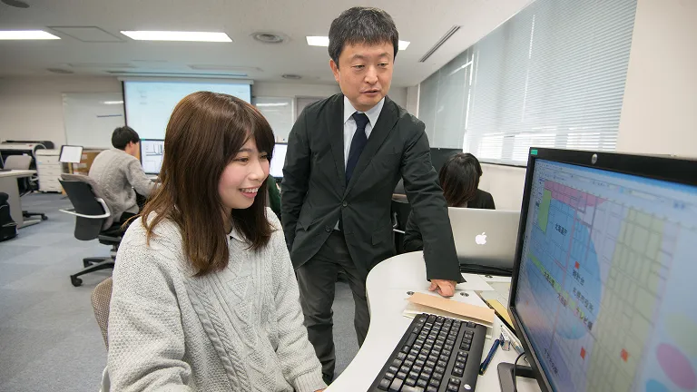 学生たちがPCでデータを確認している様子