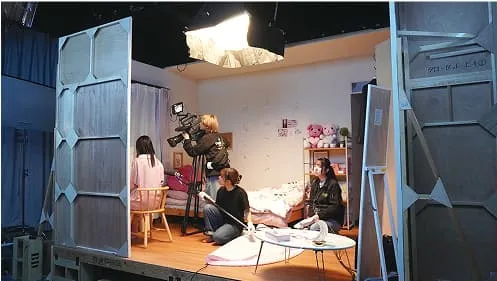 学生がカメラを構えている様子