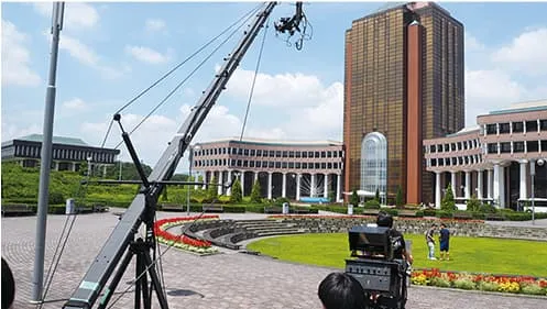 屋外で撮影をしている様子