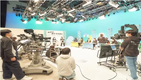 学生たちがバラエティ番組の実習に取り組んでいる様子