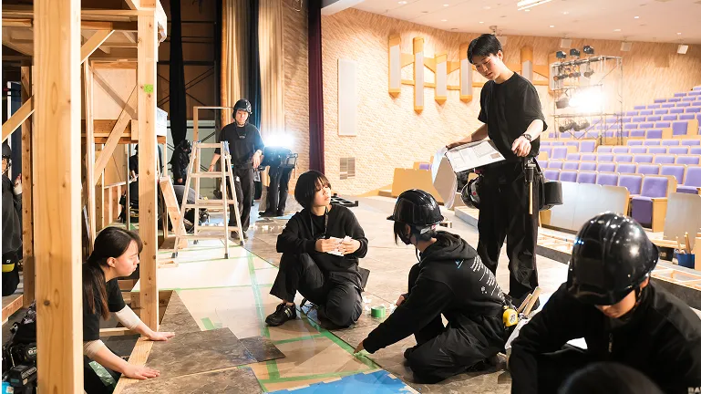 学生が公演の進行管理をしている様子