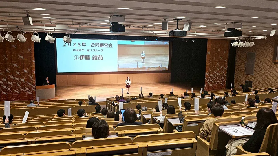 学生たちが広いステージ上でパフォーマンスの審査を受ける様子