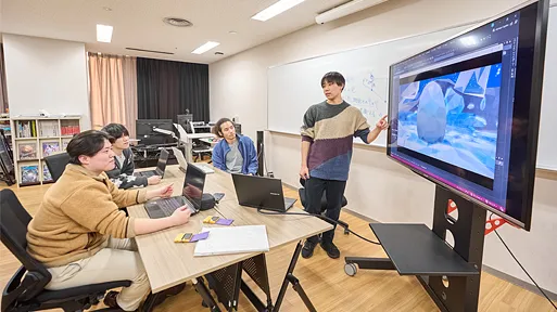 学生たちがPCを使って会議をしている様子