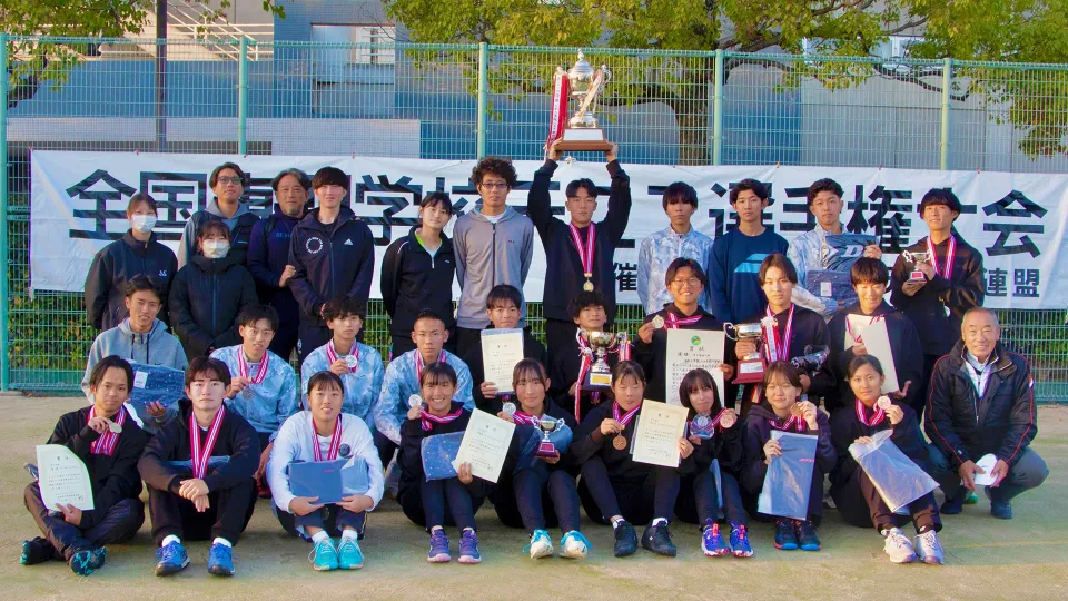 賞状やトロフィーを持った学生たちの集合写真