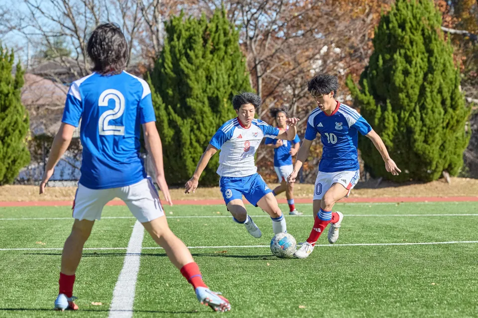 試合中の日本工学院F・マリノス選手たち