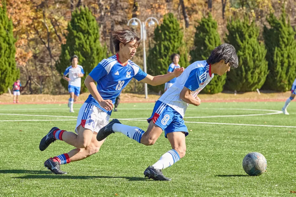 試合をする生徒たち