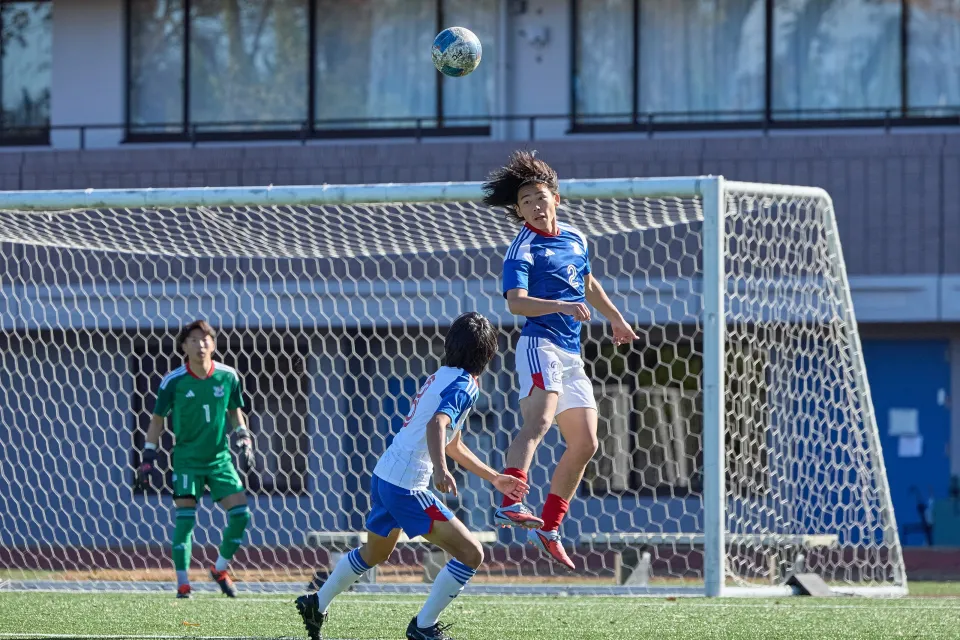 ゴール前でヘディングで競り勝つ試合中の一幕