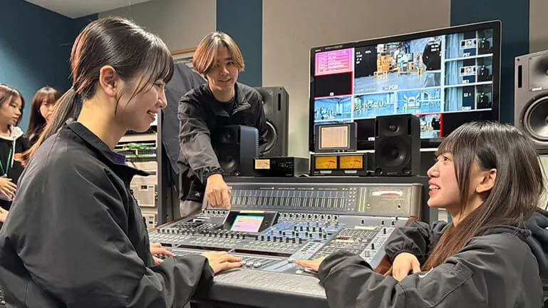 学生たちがミキサーの操作をしている様子