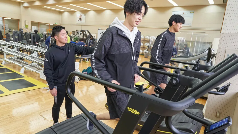 室内トレーニングを補助している様子