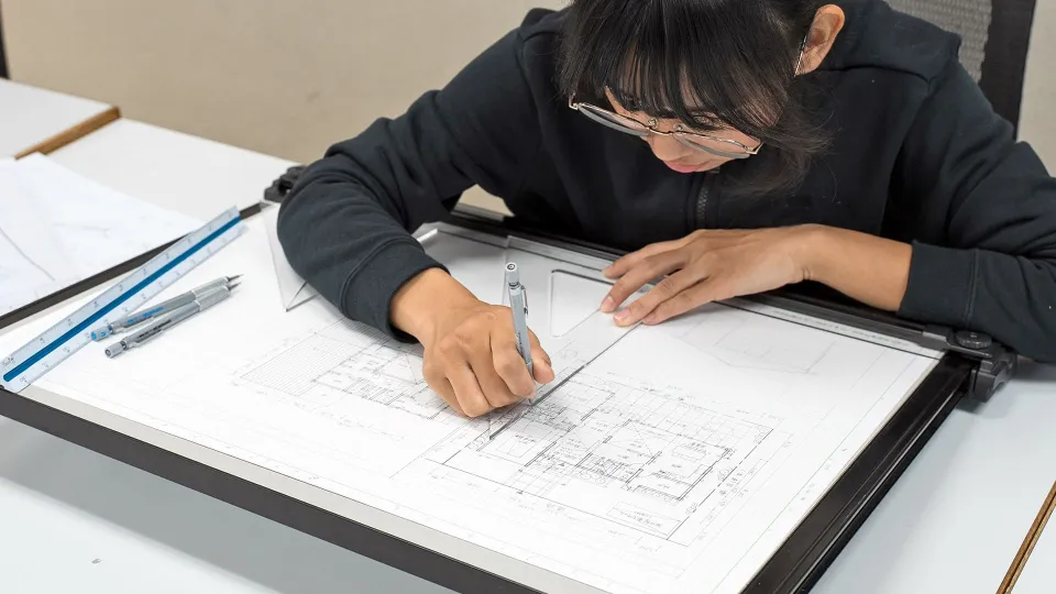 学生が講師から教わっている様子