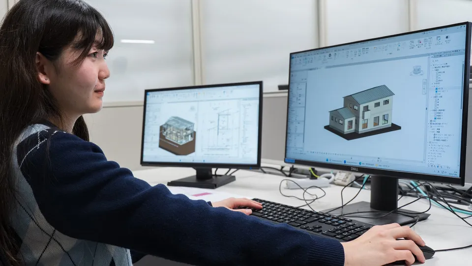 学生たちがPCに向き合っている様子