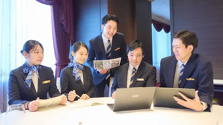 学生がスクリーンを使ってプレゼンテーションを行う様子