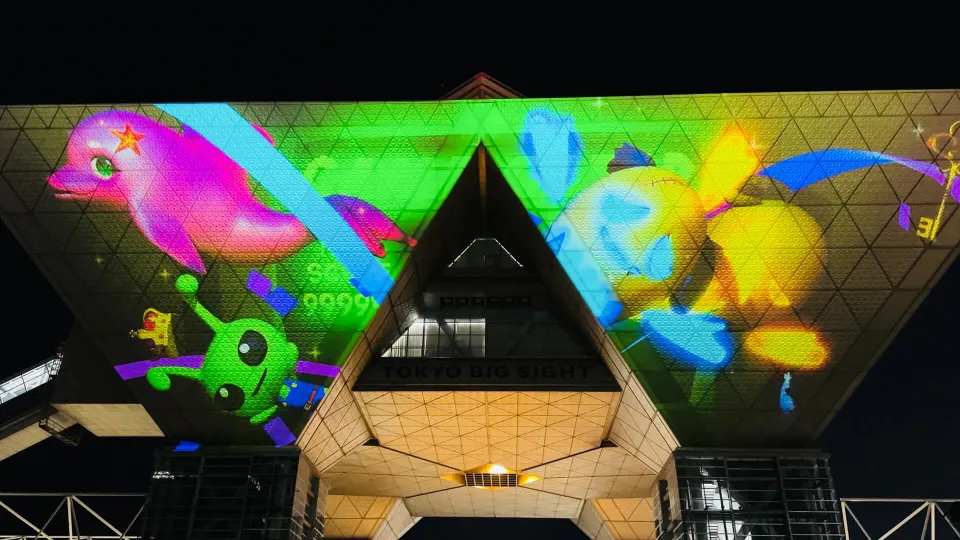 東京ビッグサイトに映し出されるプロジェクションマッピング