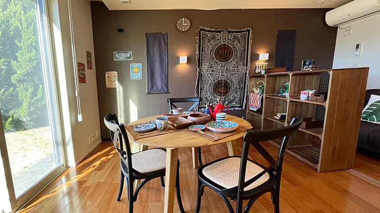 ブラウン系の家具でまとめられた温かみのある部屋