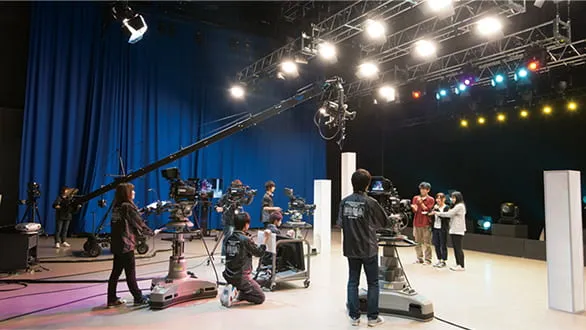 沢山のモニターが並んでいる副調整室