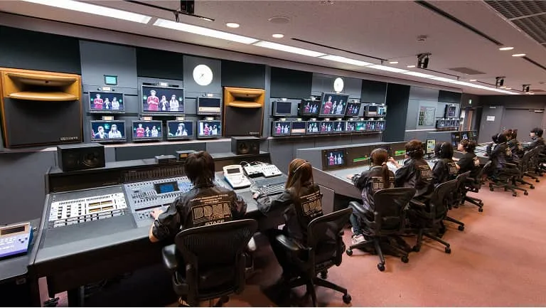 沢山のモニターが並んでいる副調整室