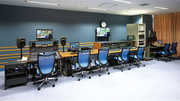 様々な機材が並んでいる副調整室