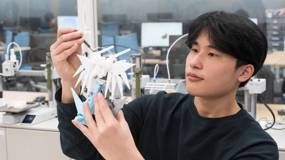 ITスペシャリスト科を例に挙げた、日本工学院と他大学の座学と実習の比率を表した、2つの円グラフによる実習量の比較画像