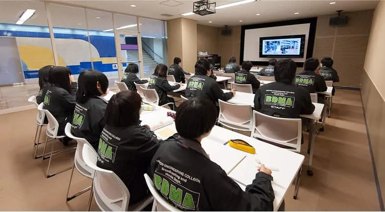 沢山のモニターが並んでいる副調整室