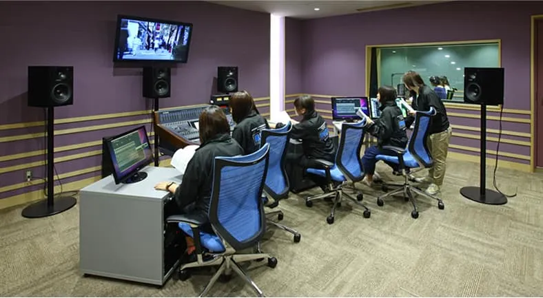 沢山のモニターが並んでいる副調整室