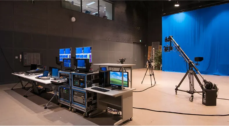 沢山のモニターが並んでいる副調整室