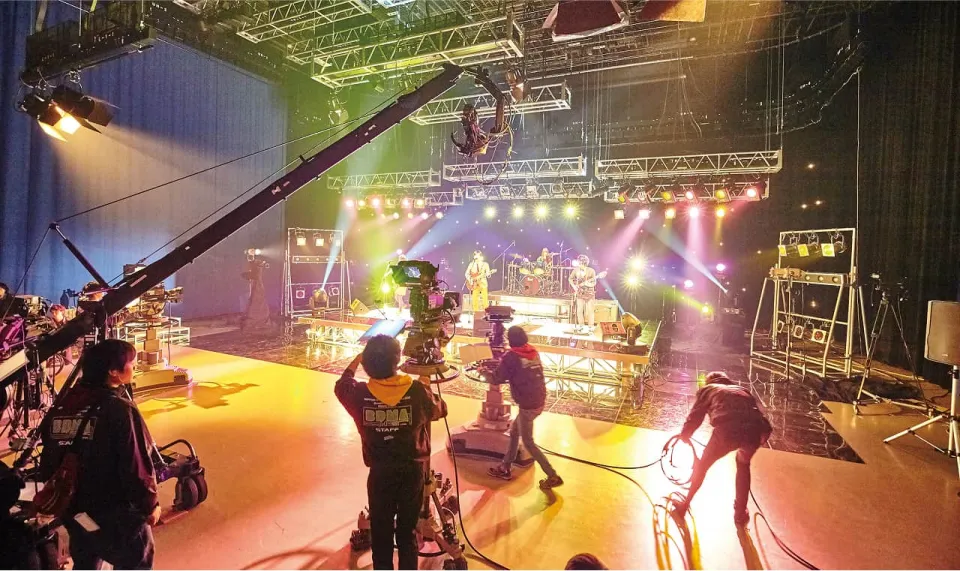 学生たちが大型スタジオで撮影をしている様子