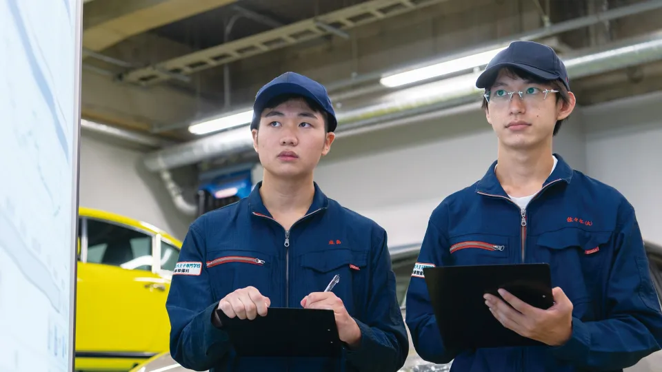 ITスペシャリスト科を例に挙げた、日本工学院と他大学の座学と実習の比率を表した、2つの円グラフによる実習量の比較画像