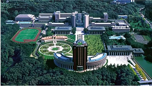 緑に囲まれた広大なキャンパス