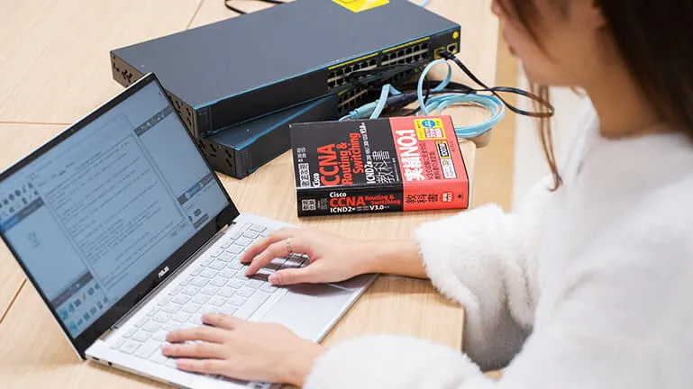 パソコンを使用して作業をする生徒のイメージ